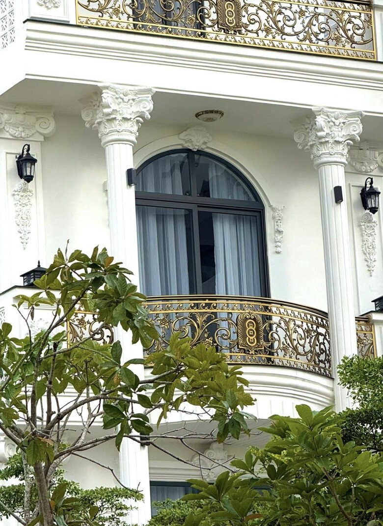 Đây là món quà Khánh Đơn dành tặng vợ hot girl Huỳnh Như. Căn nhà mang phong cách châu Âu với nhiều chi tiết hoa văn tinh xảo. Ảnh: FBNV