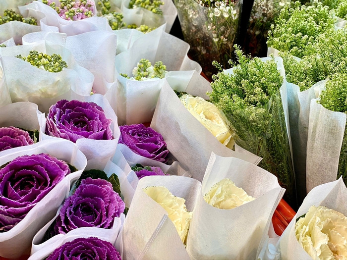 Bên cạnh các loại hoa truyền thống như đào, mai, cúc...nhiều loại hoa nhập khẩu giá phải chăng cũng được người tiêu dùng ưa chuộng. Ảnh: Suckhoedoisong