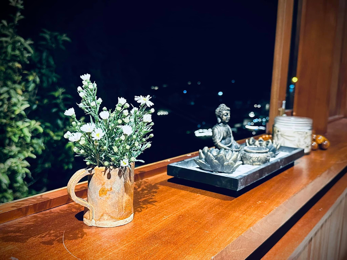 Nổi tiếng với lối sống giản dị và tâm hồn hướng thiện, MC Đại Nghĩa "an cư" tại Đà Lạt với không gian sống đậm chất thiền. Ảnh: FB Bùi Đại Nghĩa