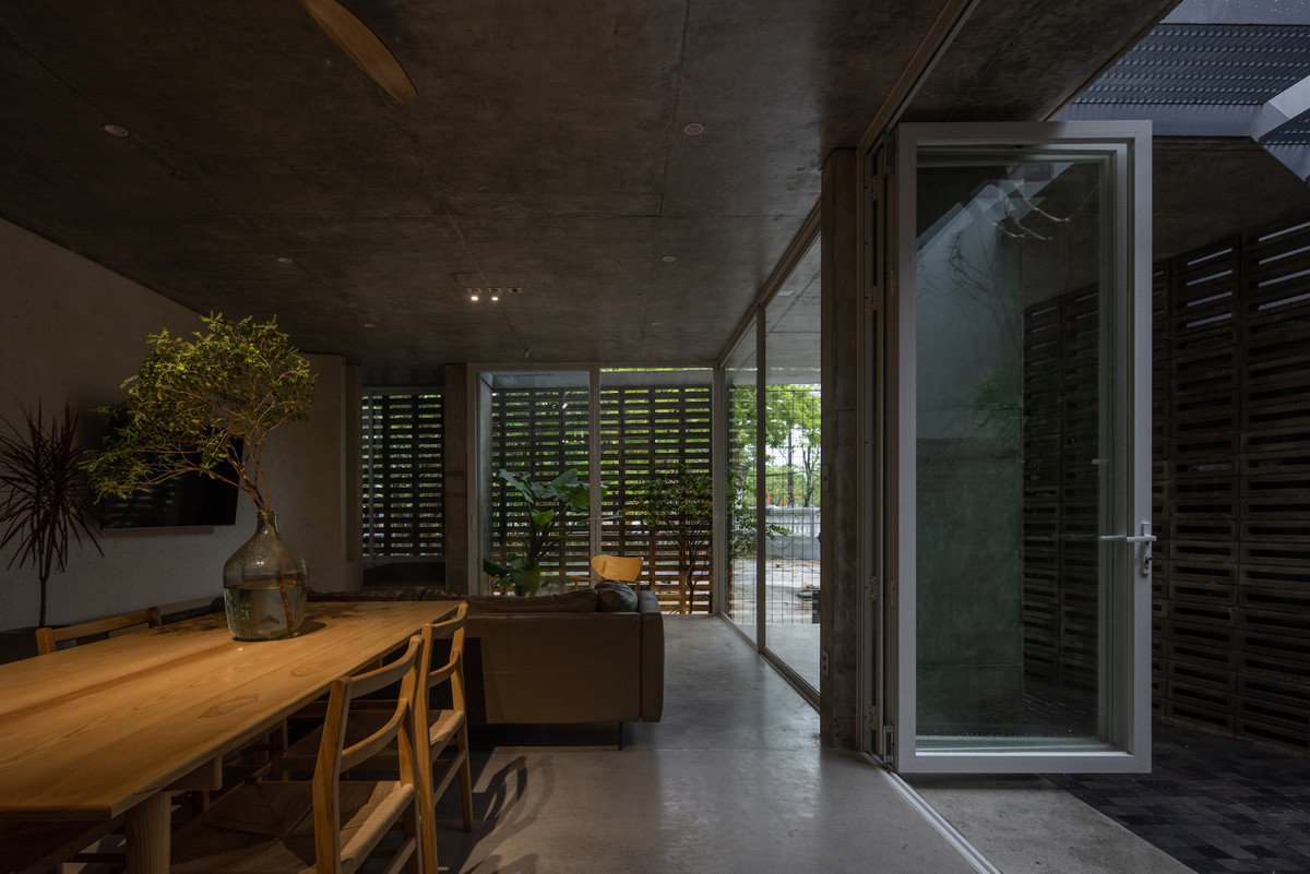 Toàn bộ tầng 1 được thiết kế dành cho không gian sinh hoạt chung và các khoảng sân vườn, với hệ thống cửa trượt lớn giúp kết nối linh hoạt giữa các khu vực. Ảnh: Hoang Le