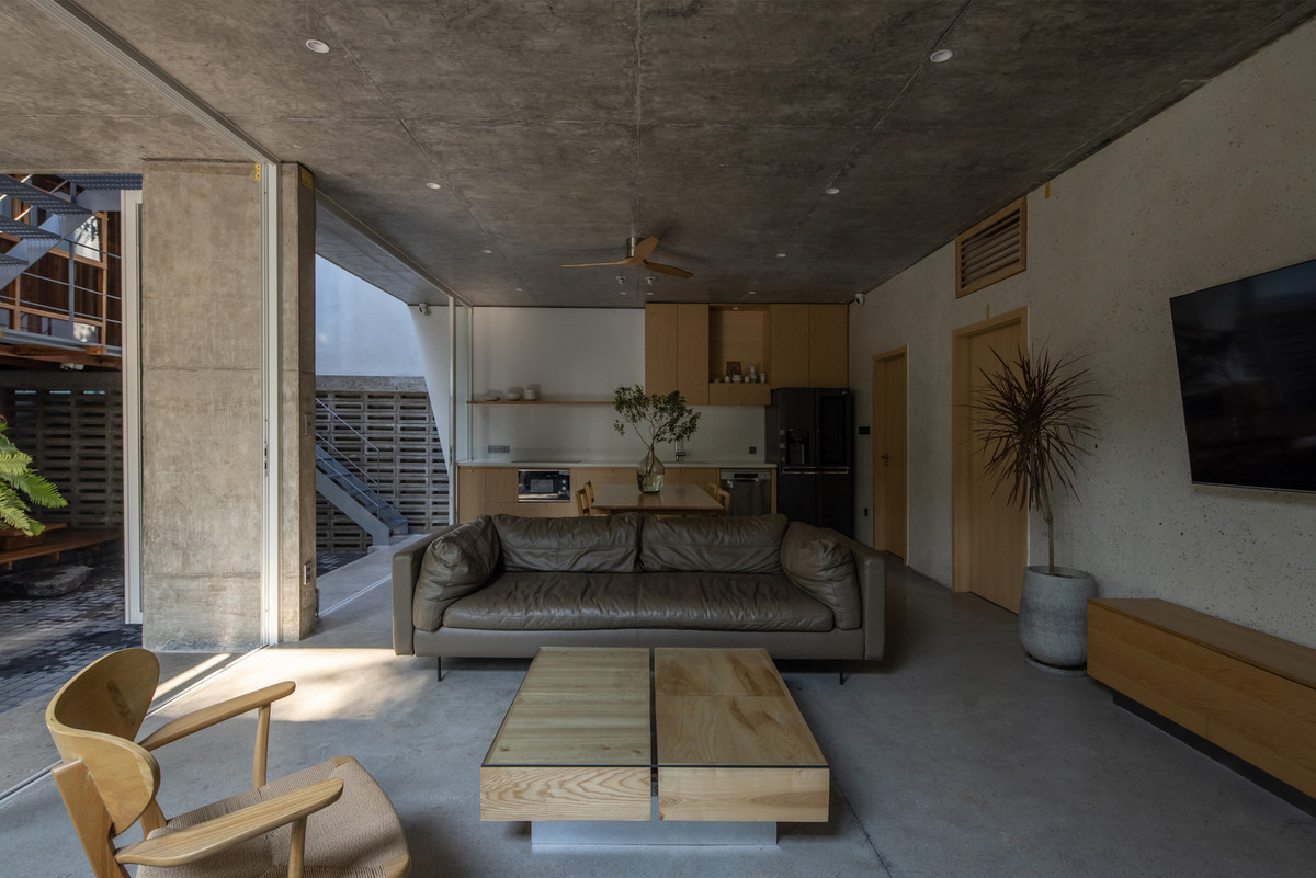  Phòng khách tràn ngập ánh sáng tự nhiên. Ảnh: Hoang Le