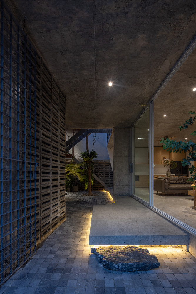 Ở bên trong, kiến trúc sư tạo một khoảng trống xuyên suốt, kéo dài từ cổng vào đến cuối ranh giới ngôi nhà, kết nối liền mạch với khoảng thông tầng. Ảnh: Hoang Le