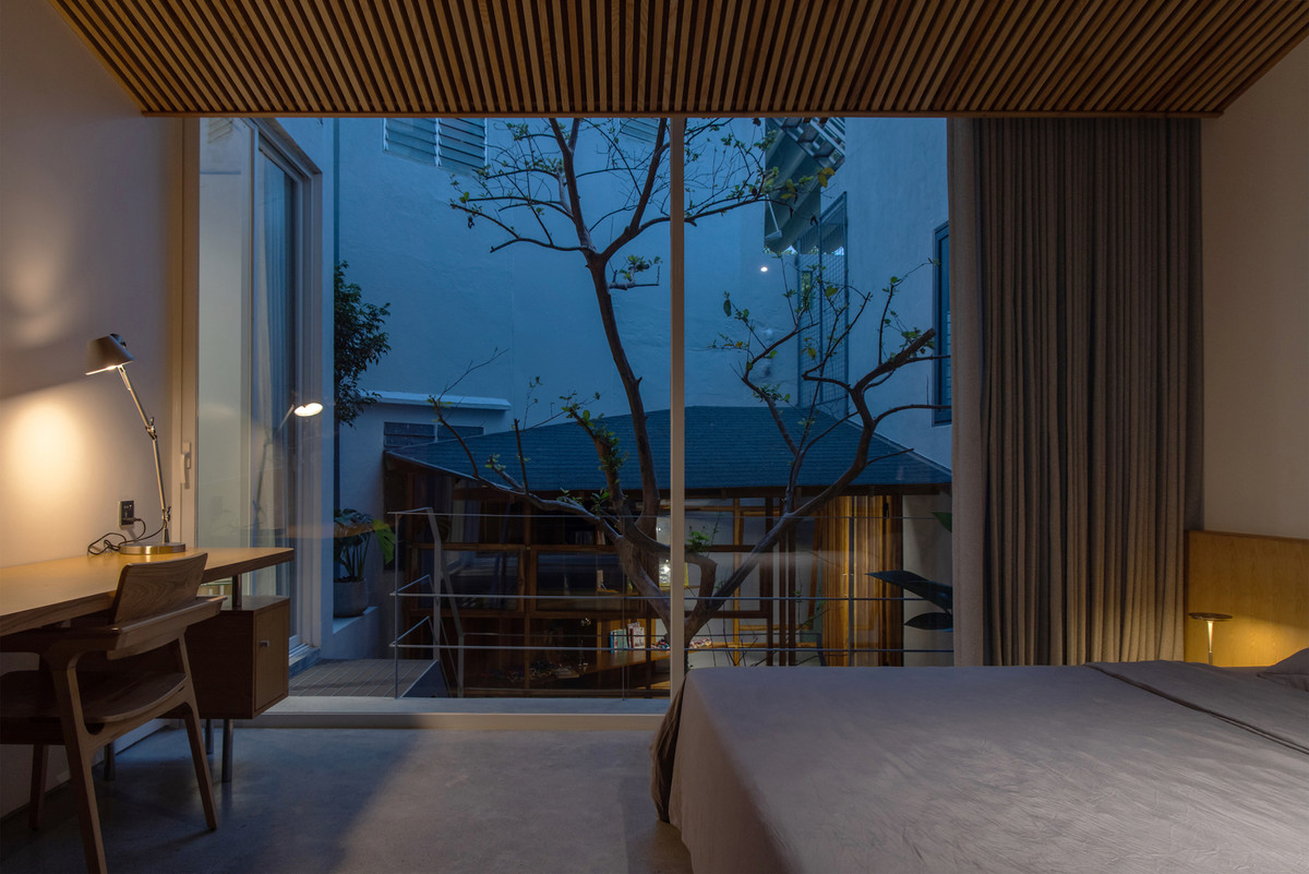 Phòng ngủ tại tầng 2 và 3 đều kết nối trực tiếp với khu vườn trung tâm. Ảnh: Hoang Le