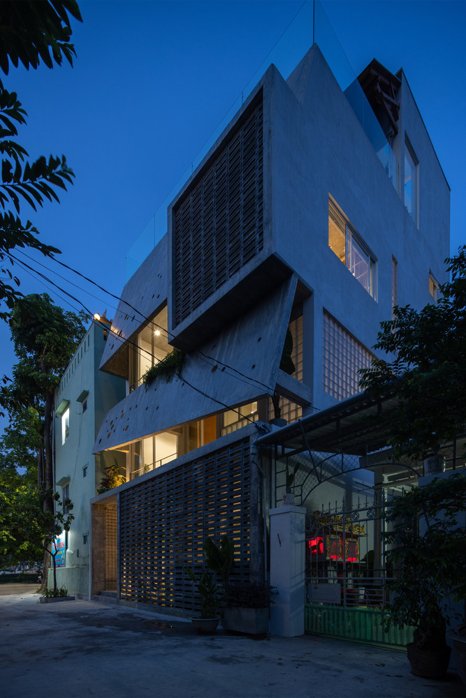 Tọa lạc tại phường An Cựu, thành phố Huế, ngôi nhà được thiết kế dành cho gia đình trẻ 5 thành viên, 2 thế hệ. Ảnh: Hoang Le