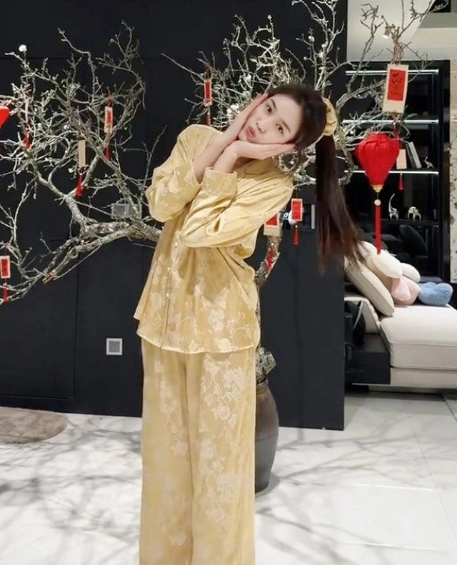 Sofa lớn màu trung tính và tường đen mang đến vẻ sang trọng cho phòng khách. Ảnh chụp màn hình