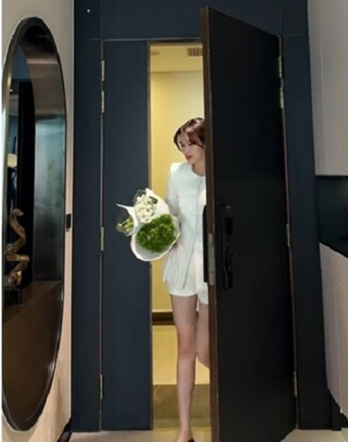 Cửa vào nhà màu đen sang trọng. Ảnh chụp màn hình