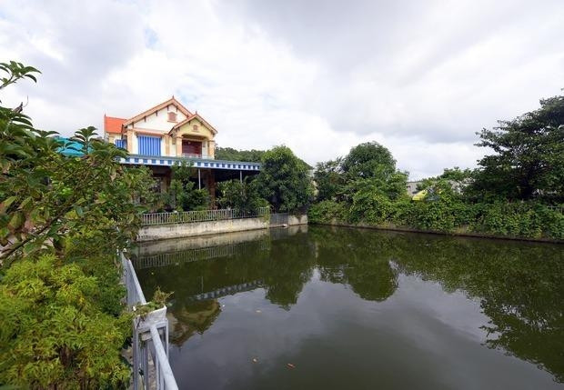 Ngôi nhà tọa lạc trên mảnh đất rộng hàng trăm mét vuông với góc sân vườn, ao cá rộng thênh thang. Ảnh: FB Đỗ Thị Hà