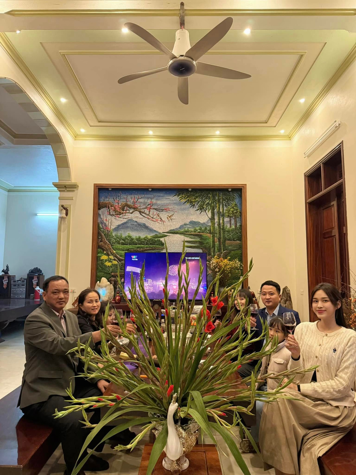 Bên trong nhà có nhiều vật dụng đượclàm bằng gỗ nguyên khối như bàn ghế, kệ tivi đến hệ cửa. Ảnh: FB Đỗ Thị Hà