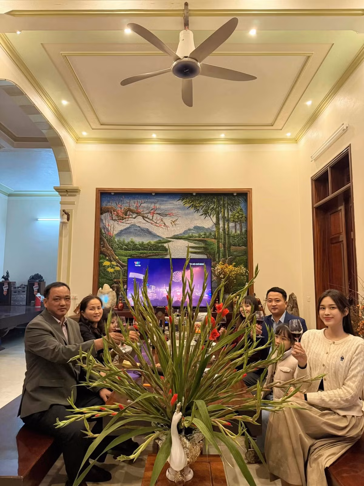 Bên trong nhà có nhiều vật dụng đượclàm bằng gỗ nguyên khối như bàn ghế, kệ tivi đến hệ cửa. Ảnh: FB Đỗ Thị Hà