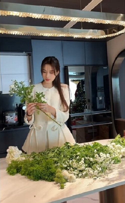 Không gian trong nhà được thiết kế theo tông màu trắng đen chủ đạo. Ảnh: chụp màn hình