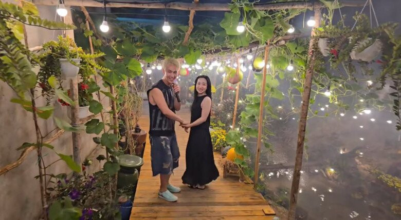 Lê Dương Bảo Lâm và người thân tự tay set up tạo thành bối cảnh đẹp như phim trường tại nhà. Ảnh: chụp màn hình