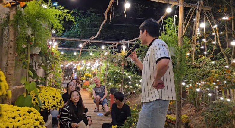 Lối đi bên hông nhà dọc bờ suối là những chậu hoa cúc rực rỡ. Ảnh: chụp màn hình