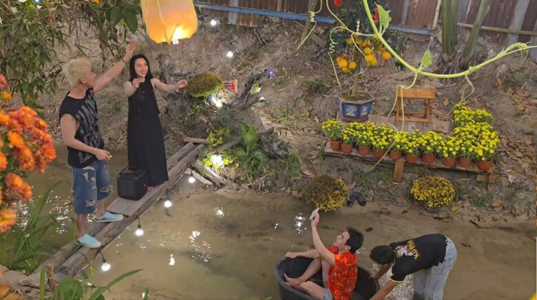 Khung cảnh trong nhà Lê Dương Bảo Lâm càng nên thơ vào buổi tối. Ảnh: chụp màn hình