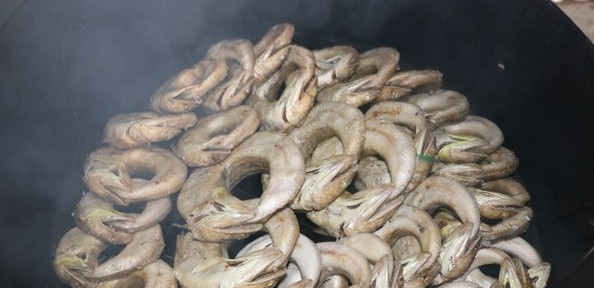 Trên chợ mạng và các cửa hàng hải sản, cá thửng có giá từ 80.000 - 130.000 đồng/kg, tùy thời điểm. Gần Tết, mức giá có thể đắt gấp đôi. Ảnh: Báo Nghệ An