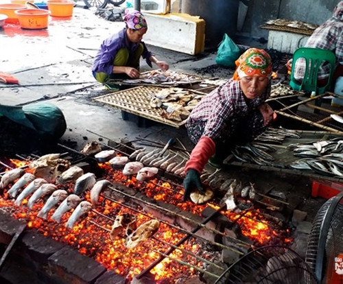 Những ngày gần Tết, người dân làng chài Nghi Thủy (thành phố Vinh, Nghệ An) tất bật xông đặc sản cá thửng. Mỗi ngày, có hộ chế biến từ 3-5 tạ cá để kịp cung ứng cho thị trường Tết. Ảnh: Báo Nghệ An