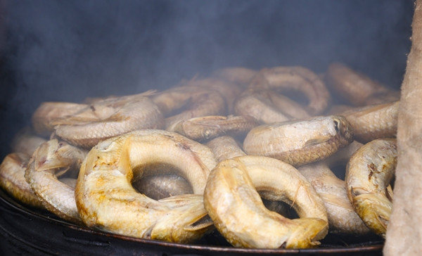 Sau đó, cá thửng được cho vào nồi hấp chín vừa, xếp ra vỉ sắt cho ráo nước rồi đem đi xông. Ảnh: Tiền phong