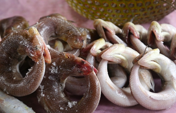 Ngày nay, cá thửng trở thành đặc sản được ưa chuộng mỗi dịp Tết. Có thời điểm, sản phẩm làm ra không đủ bán cho khách hàng. Ảnh: Tiền phong