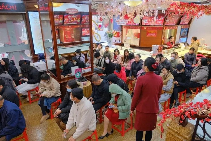Nhiều người đã chọn đi mua vàng trước vì lo ngại giá vàng sẽ còn tiếp tục tăng trong ngày vía Thần tài. (Ảnh: Trung Kiên/Vietnam+)