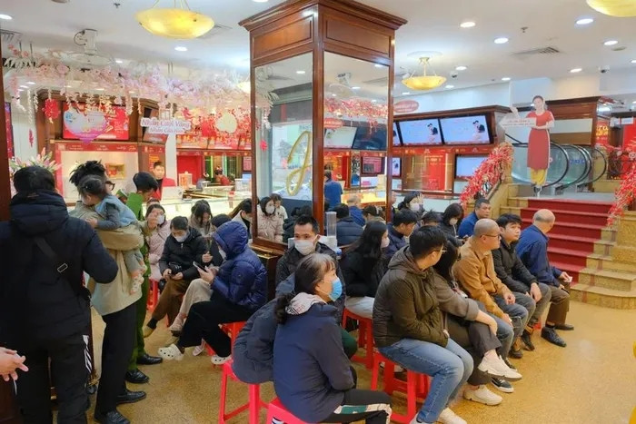 Bất chấp việc giá vàng đang cao kỷ lục, người dân Hà Nội vẫn chấp nhận xếp hàng mua vàng trước ngày vía Thần tài. (Ảnh: Trung Kiên/Vietnam+)