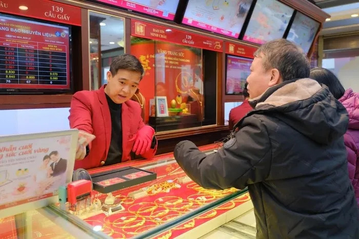 Khách hàng được nhân viên tư vấn trước khi mua vàng tại cửa hàng. (Ảnh: Trung Kiên/Vietnam+)