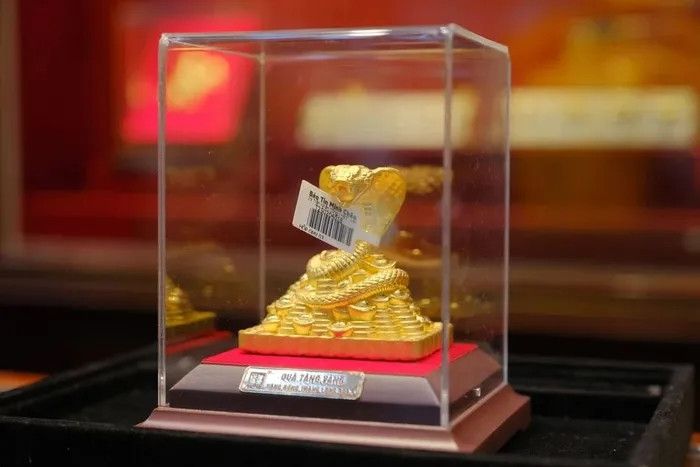 Với năm Ất Tỵ 2025, nhiều sản phẩm mang hình tượng con rắn được cửa hàng tung ra để thu hút khách hàng. (Ảnh: Trung Kiên/Vietnam+)