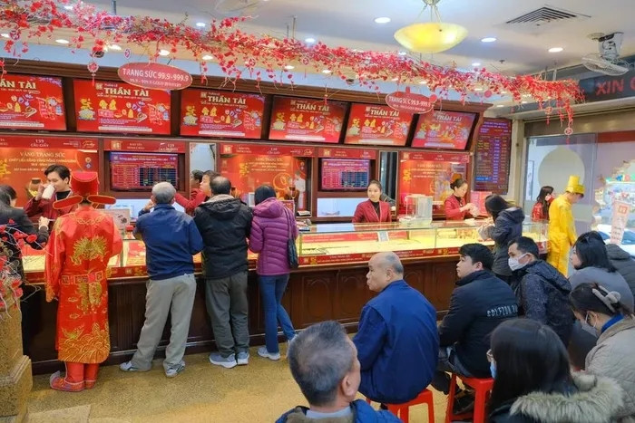 Nhiều người mua vàng đầu năm với tâm lý cầu may. (Ảnh: Trung Kiên/Vietnam+)