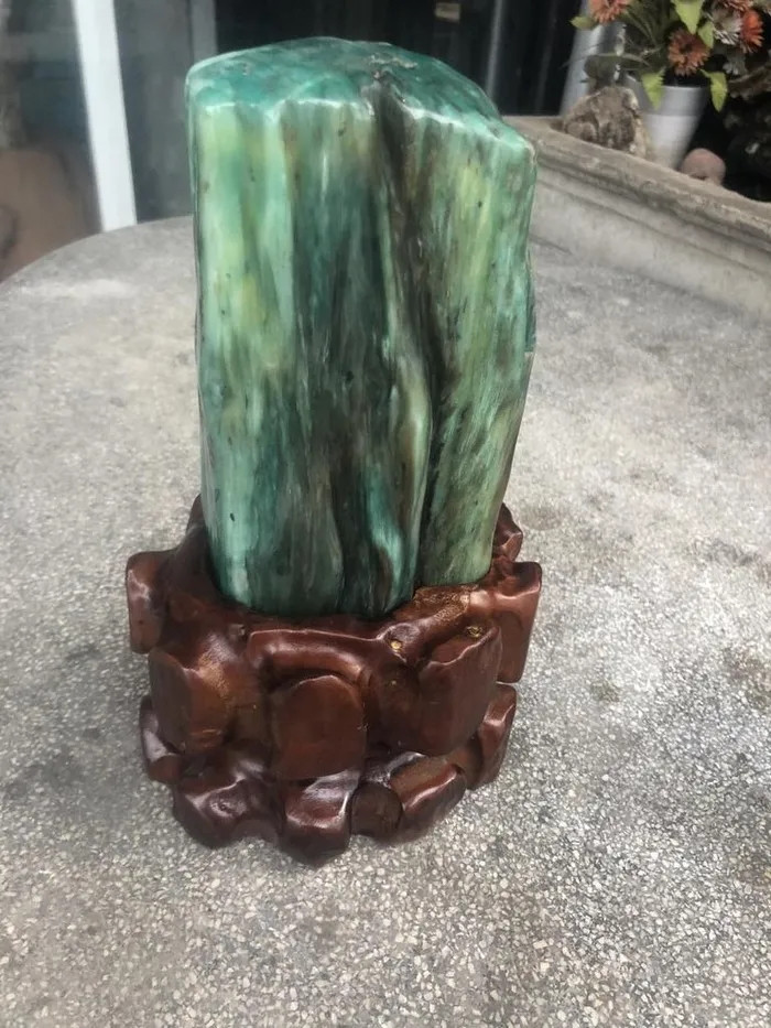 Gỗ hóa ngọc có màu sắc đa dạng, từ xám, nâu đến đỏ, cam vàng...trong đó, màu xanh ngọc bích được coi là quý hiếm nhất. Ảnh: ANTĐ