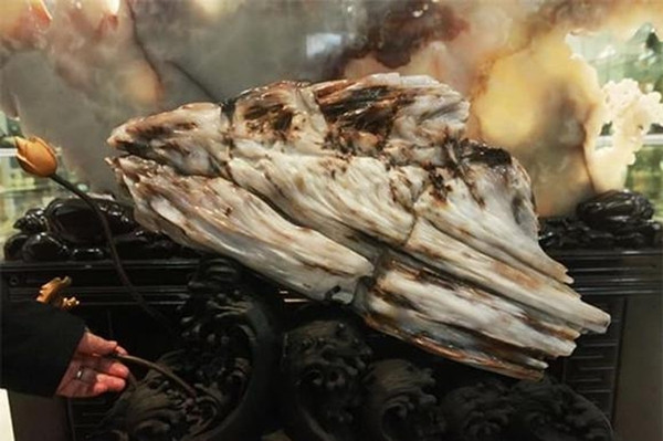 Gỗ hóa ngọc được sử dụng để làm đồ trang sức, bàn ghế. Ảnh: Internet