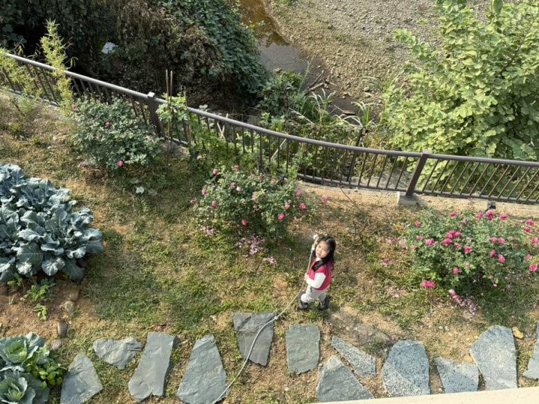 Một người thân của Diễm Quỳnh hé lộ hình ảnh bé Gà chăm chỉ tưới hoa trong khu vườn. Ảnh: FB Dang Diem Quynh