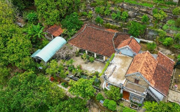 Ngôi nhà xây trên khu đất rộng hơn 4 hecta, nằm ở lưng chừng một ngọn đồi, cao hơn những ngôi nhà khác trong làng khoảng 50m. Ảnh: Vietnamnet