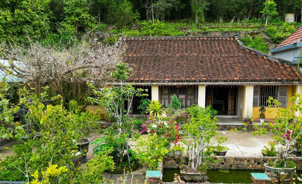 Phía trước nhà có bể cá, vườn cây cảnh. Ảnh: Vietnamnet