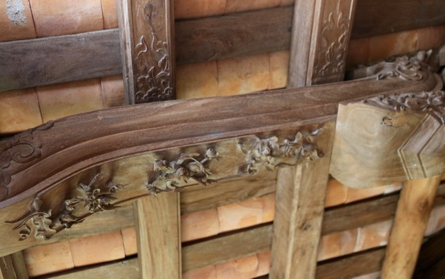 Mọi ngóc ngách trong nhà đều được chạm khắc công phu, tỉ mỉ đến từng chi tiết. Ảnh: Tiền phong