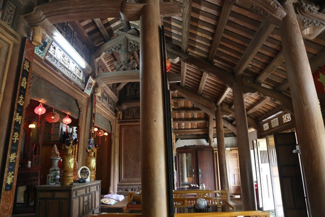 Nhà được dựng từ 36 cây cột chính bằng gỗ mít ròng, trong đó 16 cột lớn cỡ một người ôm. Ảnh: Tiền phong