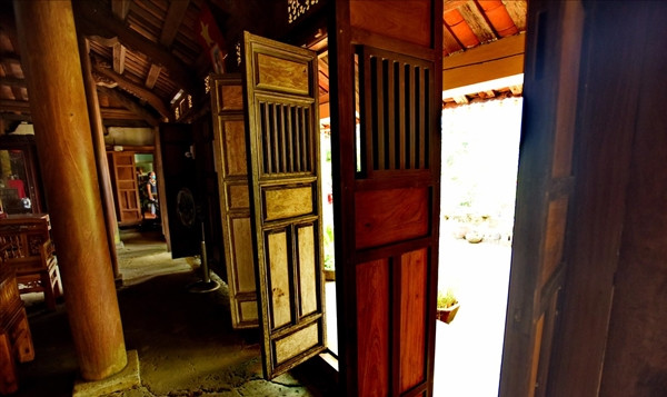 Ông Hoan là chủ nhân đời thứ tư của căn nhà cổ rộng hơn 100m2, làm bằng hàng trăm mét khối lõi gỗ mít rừng. Ảnh: Báo ảnh Việt Nam