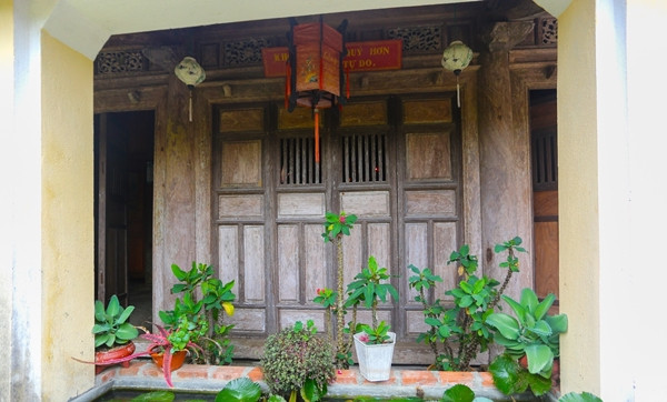 Trước hiên nhà có hồ sen nhỏ, tạo cảm giác thư thái, bình yên. Ảnh: Vietnamnet