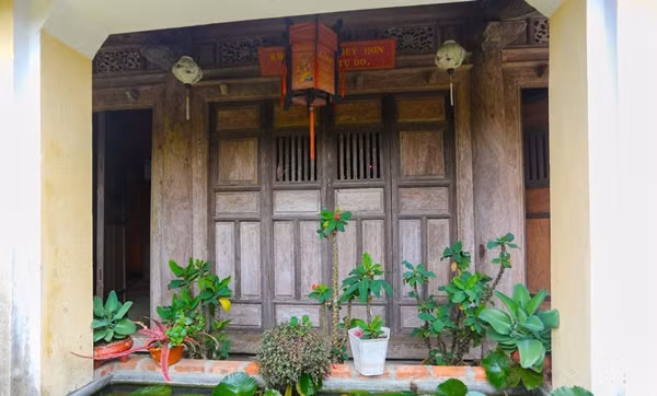 Trước hiên nhà có hồ sen nhỏ, tạo cảm giác thư thái, bình yên. Ảnh: Vietnamnet