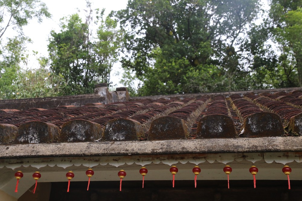 Mái nhà lợp ngói âm dương cổ kính. Ảnh: Tiền phong