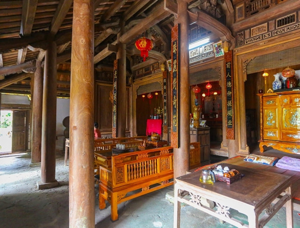 Nền nhà được làm bằng đất trộn với vôi và tro bếp. Ảnh: Vietnamnet