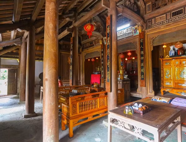 Nền nhà được làm bằng đất trộn với vôi và tro bếp. Ảnh: Vietnamnet