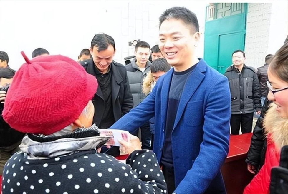 Mỗi hộ dân nhận được quà trị giá từ 6.000 đến 8.000 tệ (tương đương 20 đến 28 triệu đồng). Ảnh: Paper