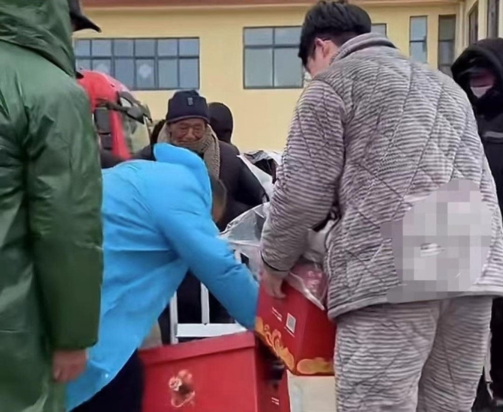 Toàn bộ số quà tặng được 40 ô tô chở về làng. Mọi người đều phấn khởi, chờ nhận tấm lòng của nam doanh nhân thành đạt. Ảnh: Paper