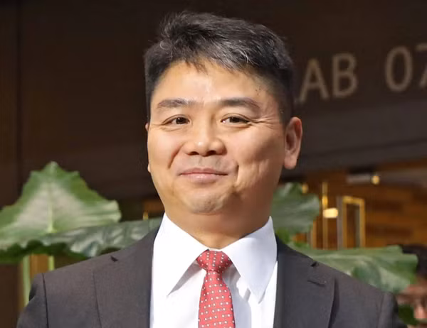 Dịp Tết Nguyên đán vừa qua, doanh nhân Lưu Cường Đông, người sáng lập công ty thương mại điện tử JD.com gây xôn xao dư luận khi chi tới 30 triệu nhân dân tệ (hơn 103 tỷ đồng) mua quà, mừng tuổi người dân ở quê hương. Ảnh: SCMP