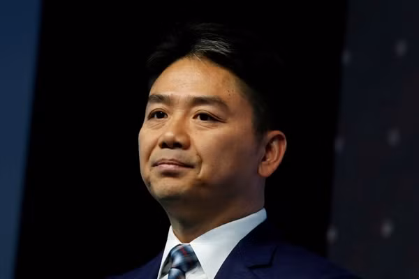 Ông Lưu Cường Đông sinh năm 1974 ở Giang Tô trong một gia đình có hoàn cảnh khó khăn. Cha mẹ ông kiếm sống bằng nghề đánh cá. Ông được bà ngoại nuôi dưỡng từ nhỏ, vừa phải chăm sóc em gái vừa làm việc nhà. Ảnh: SCMP