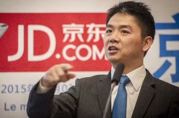 Năm 2004, ông đóng cửa hàng và chuyển sang lập sàn thương mại điện tử JD.com. Ảnh: China Daily