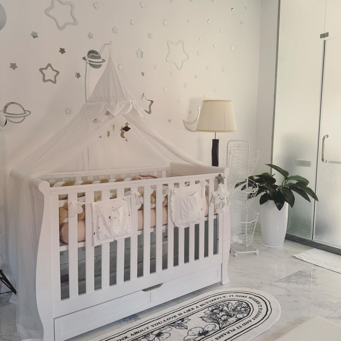 Căn phòng dành cho ái nữ đầu lòng của cặp đôi được thiết kế gọn gàng, sử dụng tông trắng chủ đạo. Ảnh: FBNV