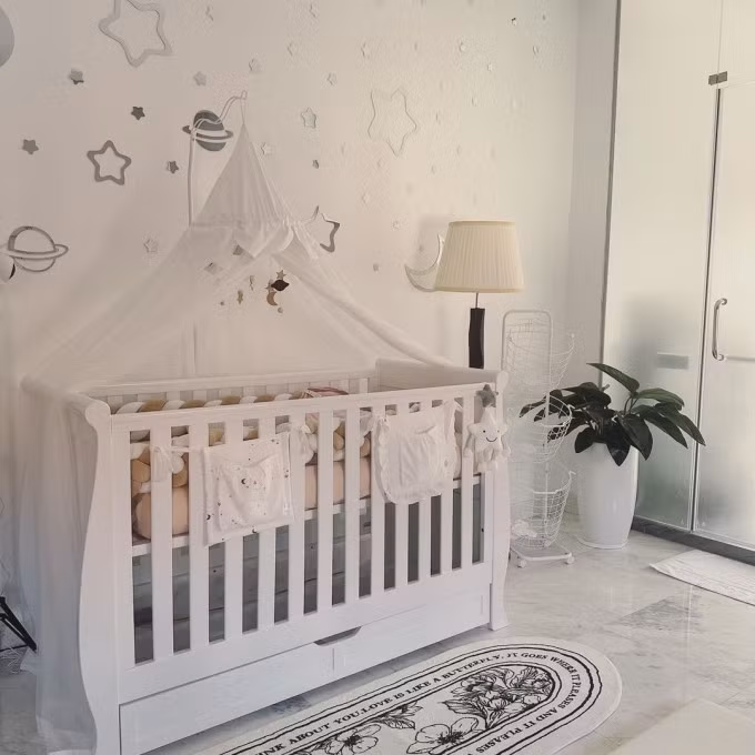 Căn phòng dành cho ái nữ đầu lòng của cặp đôi được thiết kế gọn gàng, sử dụng tông trắng chủ đạo. Ảnh: FBNV