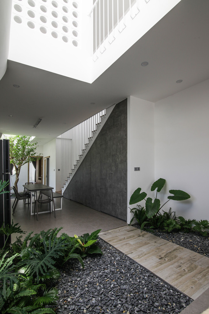 Cảm giác về luồng ánh sáng, của bóng râm từ ánh sáng mặt trời chiếu vào từng đường cong mềm mại, từng ngóc ngách của căn nhà, mang đến sự mát mẻ vào mùa hè và dịu nhẹ vào mùa đông. Ảnh: Nguyễn Đình