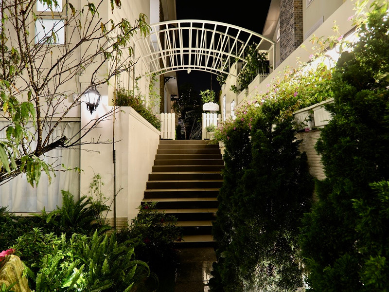 Góc sân vườn lung linh vào buổi tối. Ảnh: FBNV