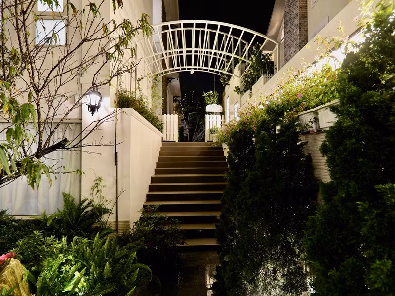 Góc sân vườn lung linh vào buổi tối. Ảnh: FBNV