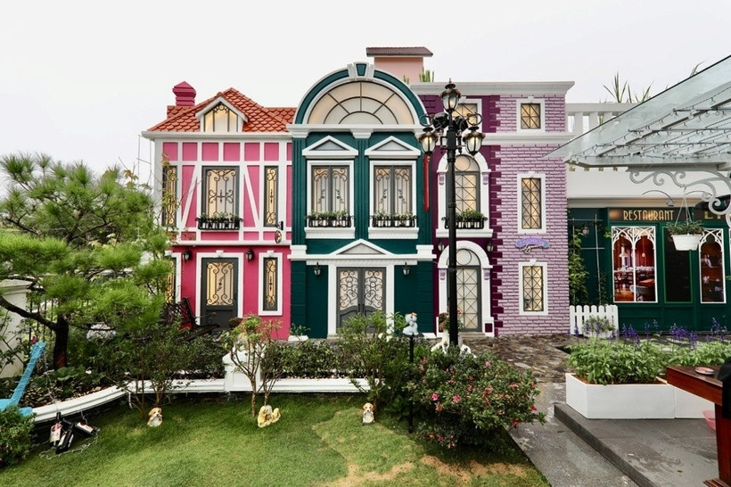 Trong khuôn viên biệt thự có một góc được đặt tên "phố Châu Âu" mô phỏng các công trình kiến trúc đầy màu sắc và khung cảnh thiên nhiên ở nước ngoài. Ảnh: FBNV
